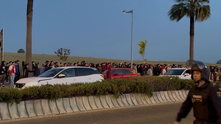 Tensión en el Sevilla: los jugadores se refugian en la ciudad deportiva tras el intento de asalto de unos aficionados