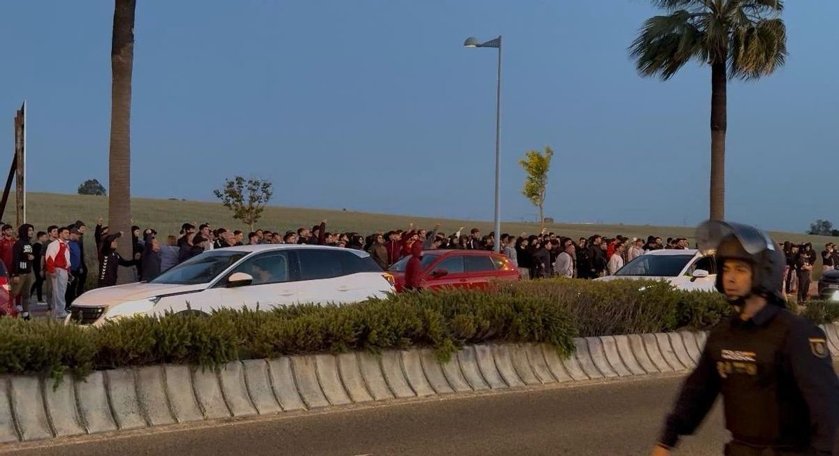 Aficionados sevillistas han protagonizado altercados a las puertas de la ciudad deportiva.