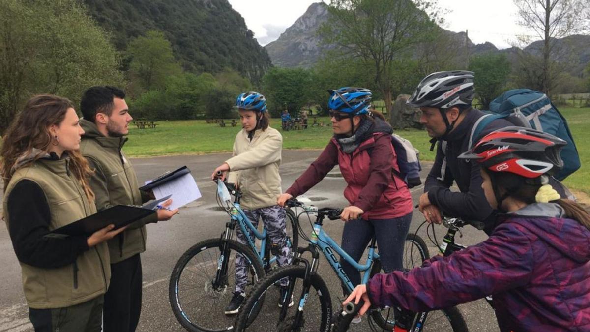 Los informadores ambientales de FOA Lucía Cerra y Nacho Cabildo, esti día, en Proaza, asesorando a Amara Pardo Ares, Paula Ares Otero, Carlos Alberto Pardo García y Martina Pardo Ares, de Galicia. | S. Arias