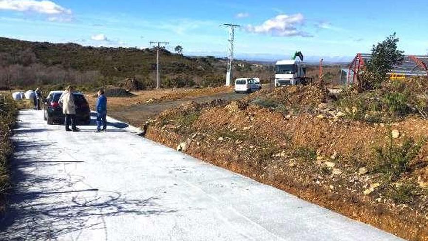 Visita de la alcaldesa al tramo ya hormigonado de Aciveiro.