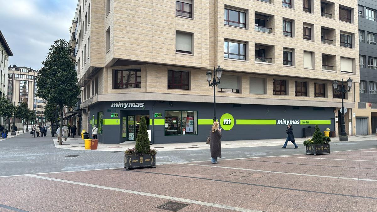 Fachada de un minymas de Oviedo, recientemente remodelada