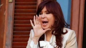 La vicepresidenta argentina, Cristina Fernández de Kirchner, saluda a sus simpatizantes desde una ventana del Congreso.