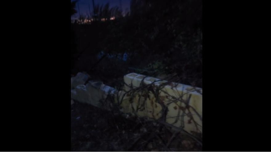Un muro cae a causa del viento en Doña Mencía