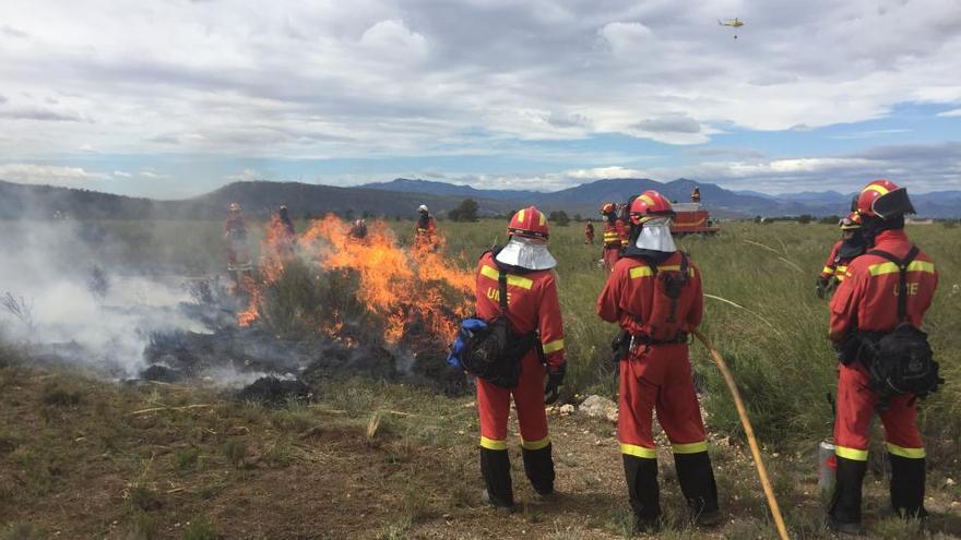 Los militares trabajan en el simulacro del incendio