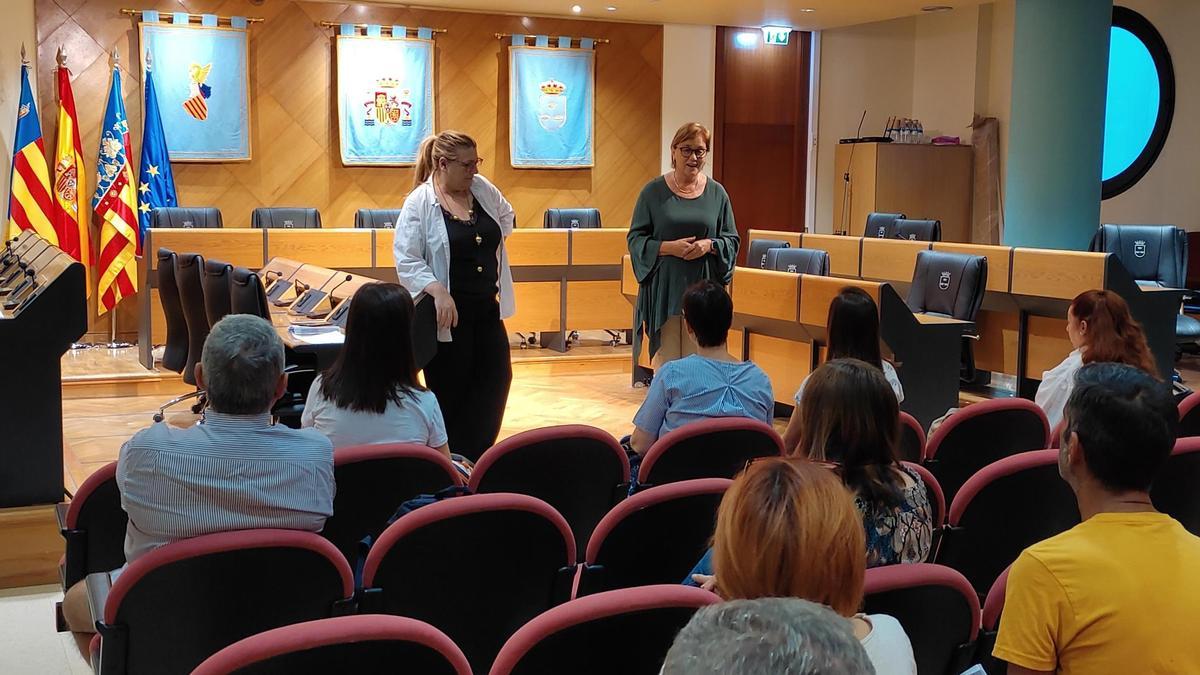 La alcaldesa de Borriana, Maria Josep Safont, y la concejala de Políticas Activas de Empleo, Esther Meneu, han dado la bienvenida a las nueve personas contratadas.