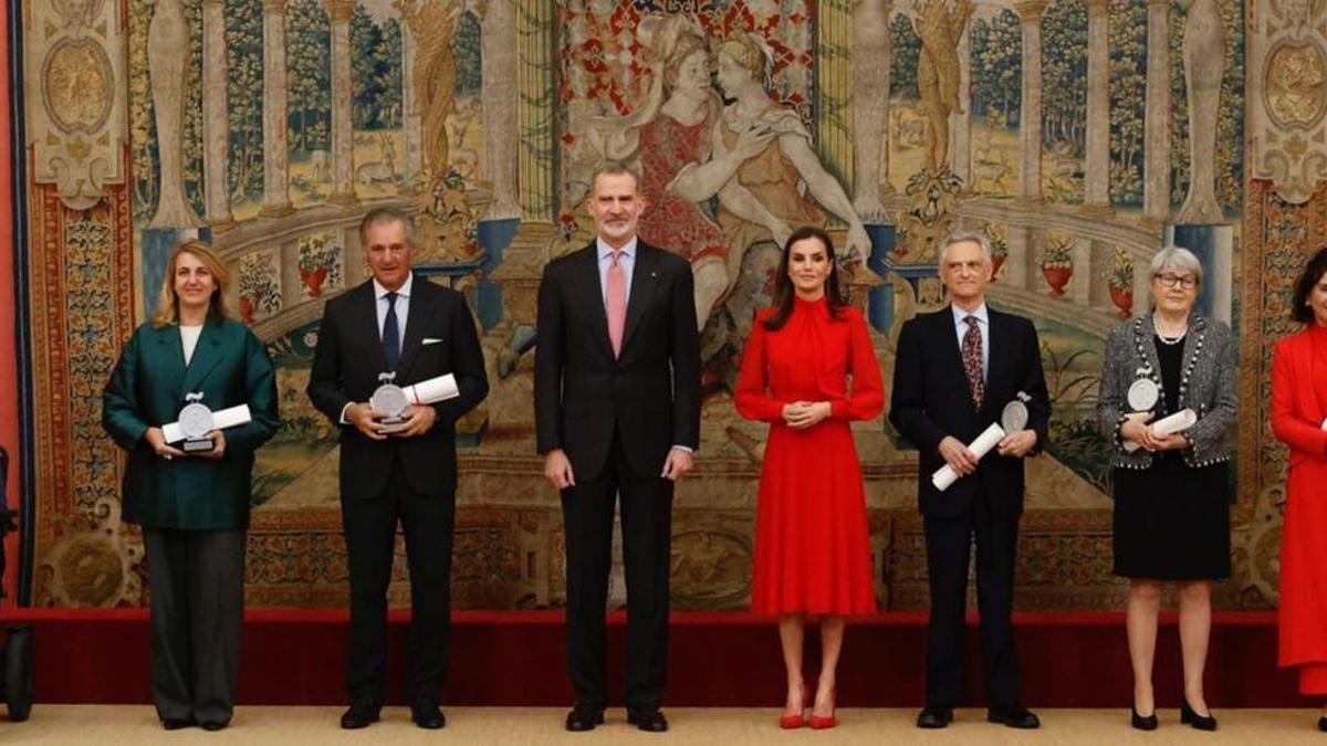 Los nuevos embajadores, con los Reyes: por la izquierda, Teresa Perales, Patricia Urquiola, José Manuel Entrecanales, Felipe VI, Letizia, Luis Rojas Marcos, Carmen Riu y Begoña Vila.