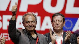 El expresidente del Gobierno, José Luis Rodríguez Zapatero, junto al candidato del PSdeG, José Ramón Gómez Besteiro, en la inauguración de la Convención Política este viernes en A Coruña.