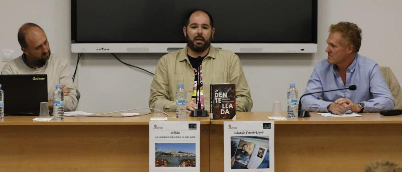 El escritor Eduardo Fernán-López, entre Antonio García y Francisco Tejero, durante su charla. | Ana Burrieza