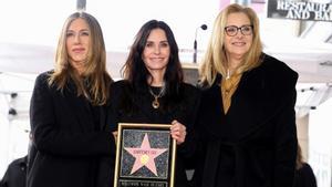 Courteney Cox, rodeada por Jennifer Aniston (izquierda) y Lisa  Kudrow, durante su homenaje en Hollywood. 