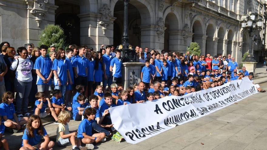 Protesta de socios del Club del Mar por la piscina municipal ante el Concello este verano. |   // VÍCTOR ECHAVE