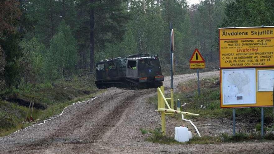 Uno de los vehículos que participan en la extinción, en Älvdalens.