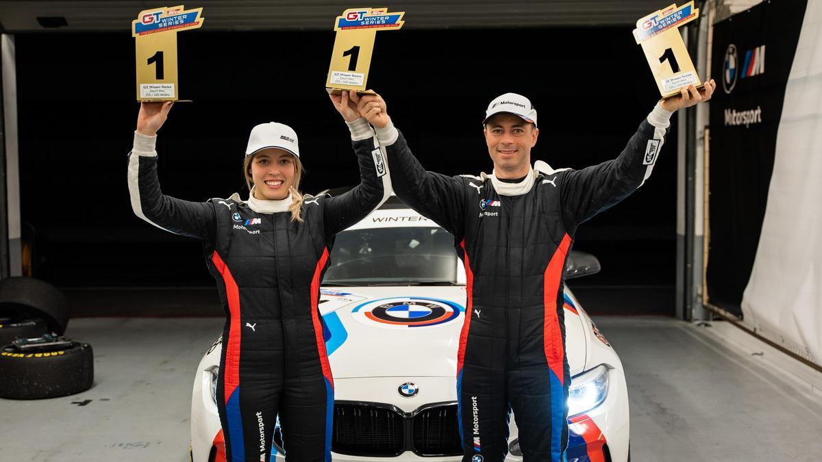 Nerea Martí y su compañero de equipo, con sus trofeos