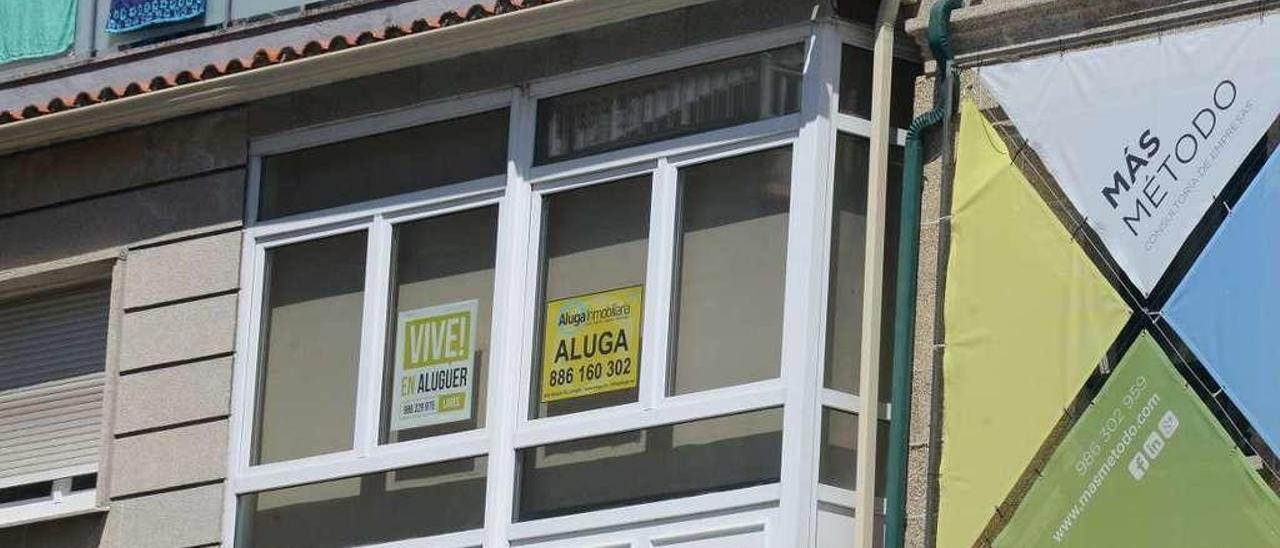 Una vivienda con carteles de alquiler en el centro urbano de Cangas. // G.Núñez