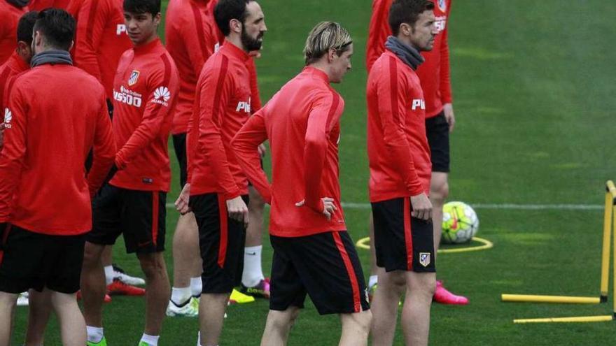 Juanfran, Torres, Gabi y Godín, en primer término, ayer en el entrenamiento del Atlético. // Víctor Lerena