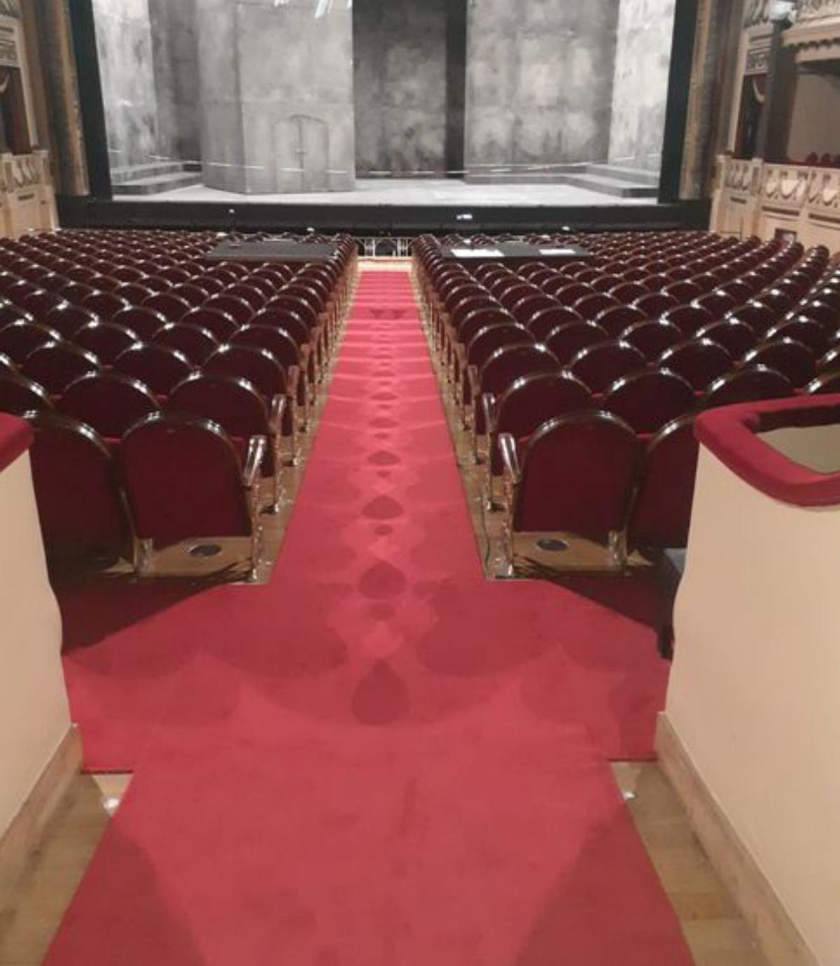 Distintas imágenes del aspecto que presenta el teatro Campoamor tras los trabajos de mejora realizados por la concejalía de Edificios en las últimas semanas. | LNE