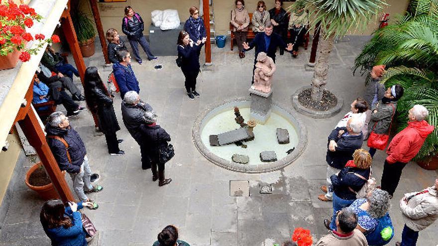 González (junto a la escultura) explica a los visitantes.
