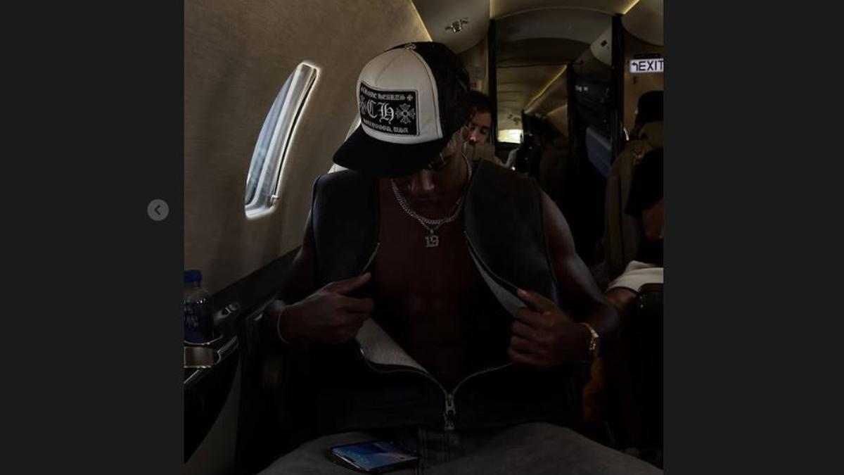 Lamine Yamal, en un jet privado ya en Ibiza.