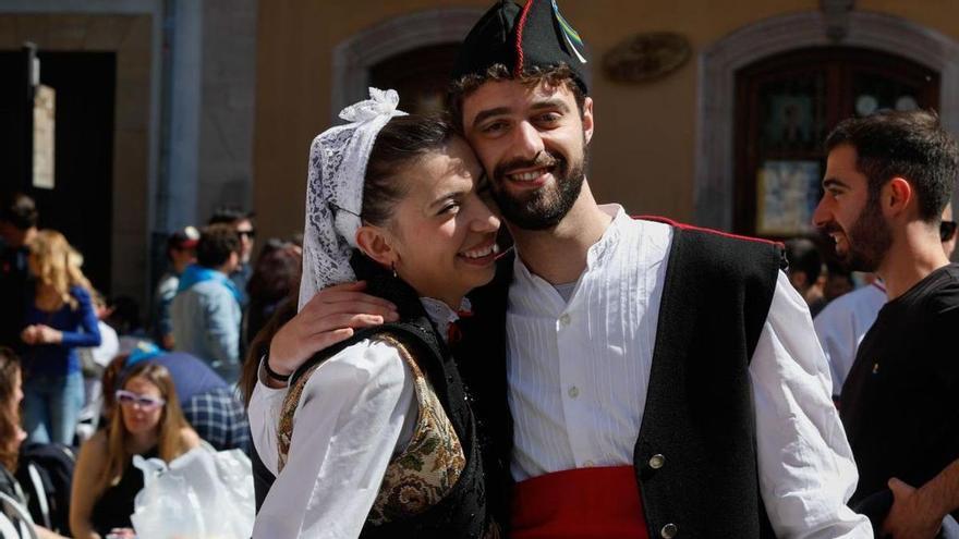 El traje típico asturiano luce en el escaparate del Bollo