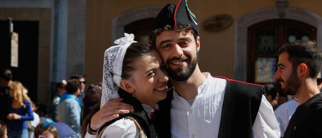 La italiana Sharon de Cet y su novio avilesino Javier Hidalgo, vestidos con el traje típico asturiano en la pasada      Comida en la Calle. | Mara Villamuza