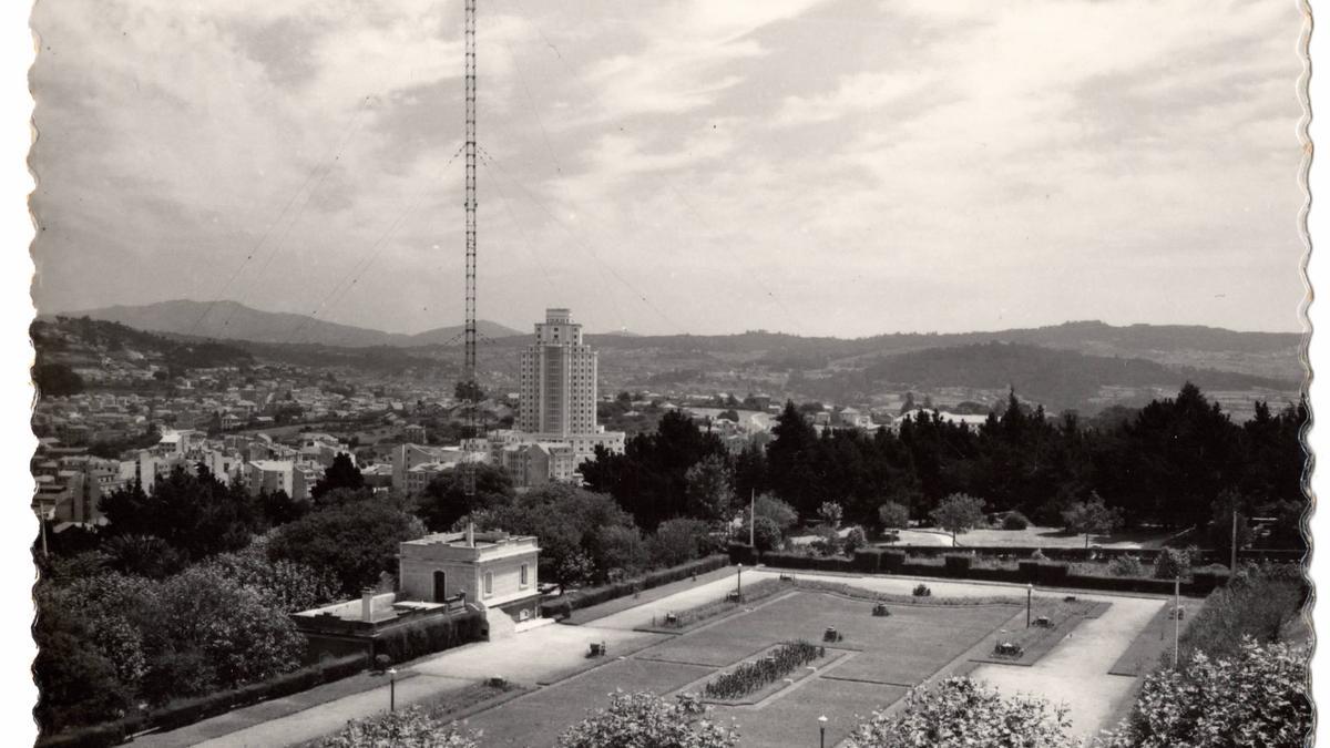 Vista de las instalaciones sanitarias desde los depósitos de O Castro en 1957.