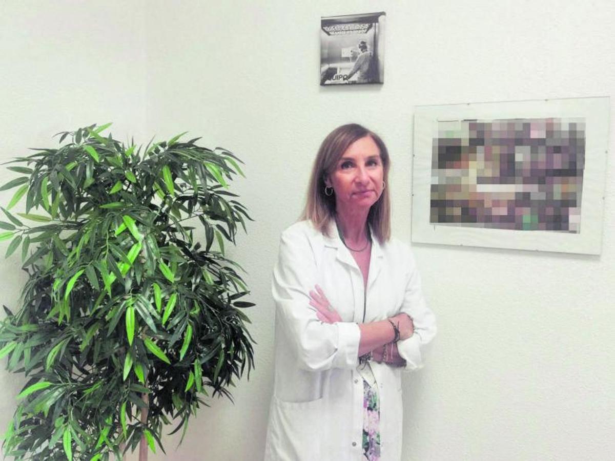 La doctora Ángeles Pérez Aisa en su despacho del Hospital Costa del Sol. | LA OPINIÓN