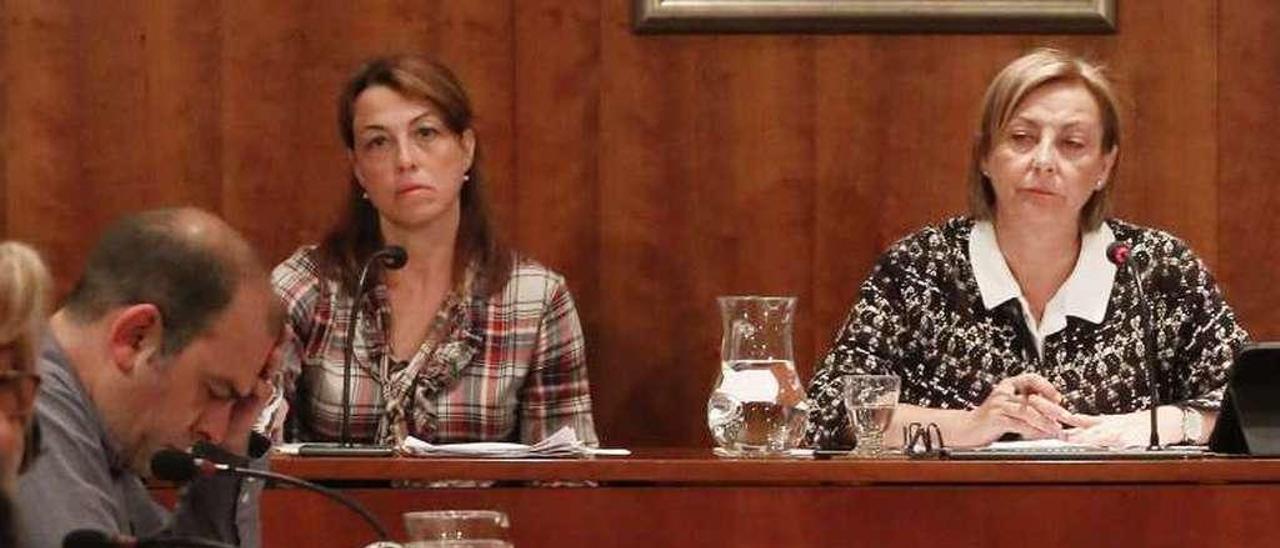 Luis Ramón Fernández Huerga, a la izquierda, leyendo en un Pleno, con la alcaldesa de Avilés, Mariví Monteserín, a la derecha.