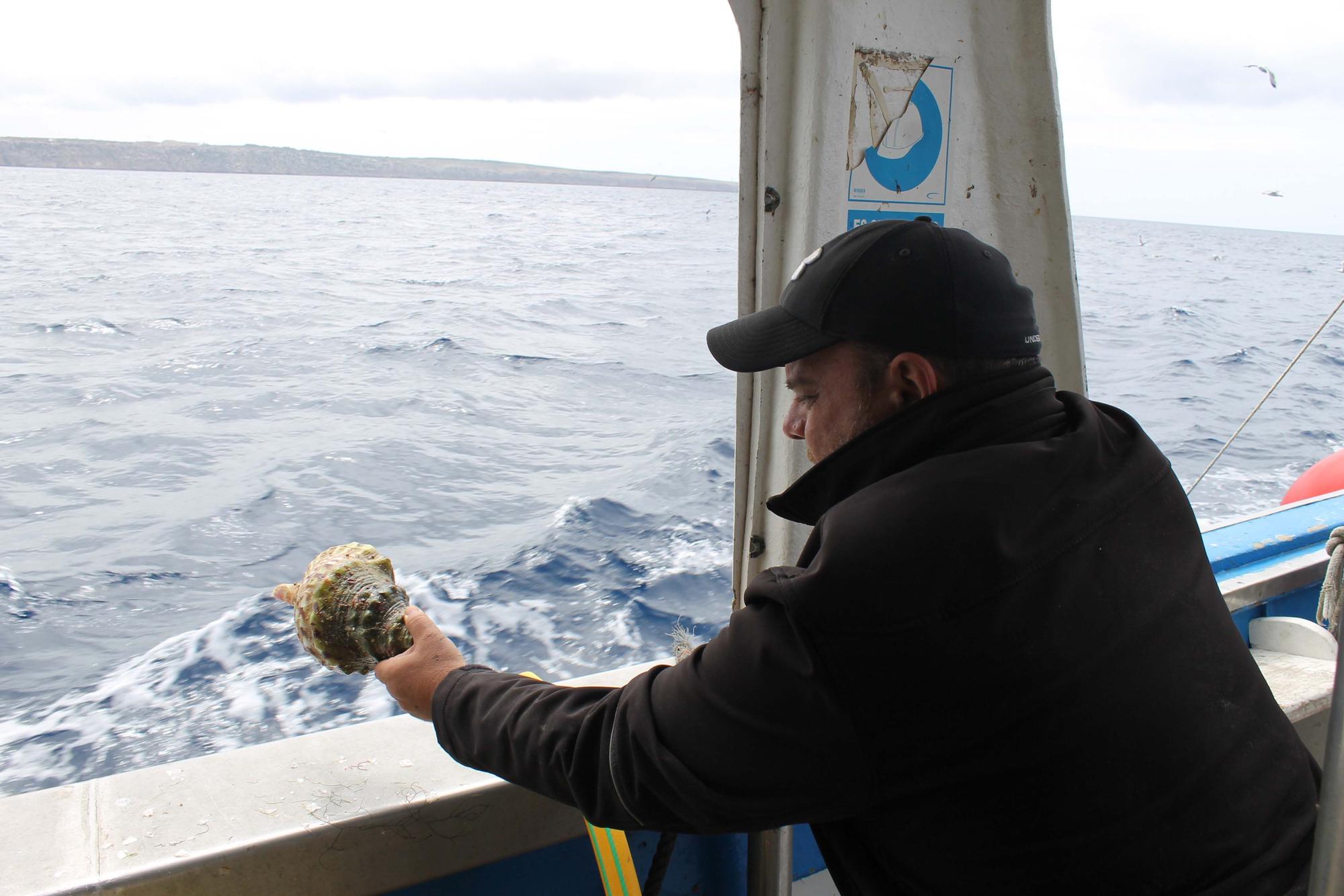 A bordo del ‘Charpat Segundo’, uno de los arrastreros convocados a la huelga contra la «criminalización» de la pesca y las medidas de la UE