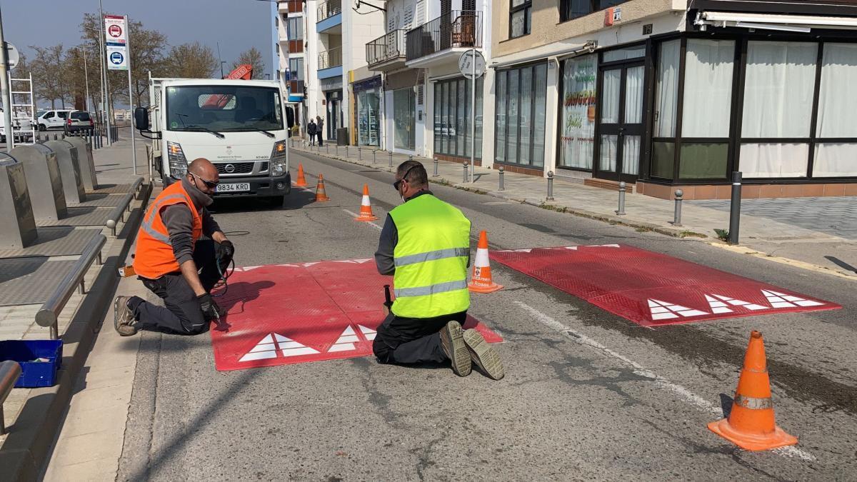 La brigada de Roses col·loca reductors de velocitat a l&#039;avinguda de Rodhe