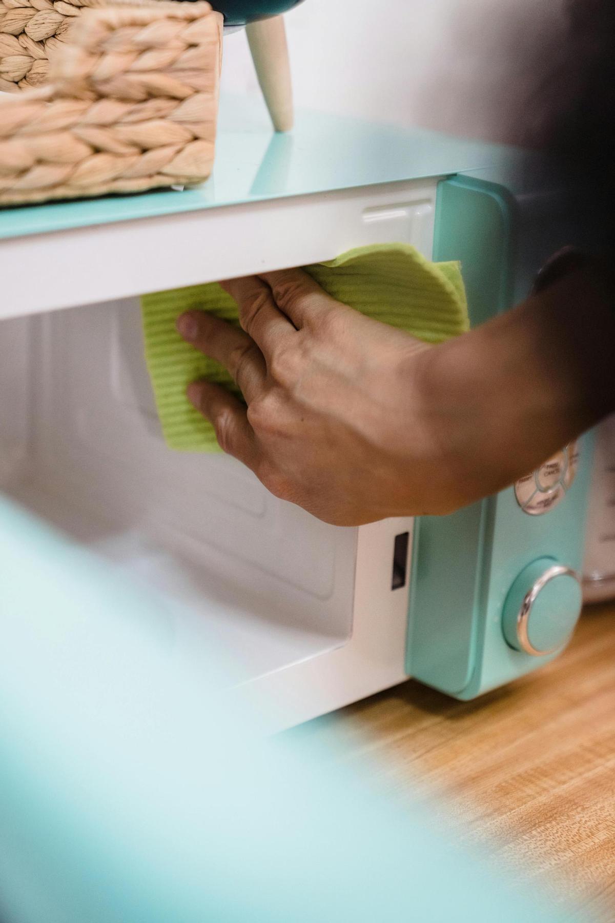 Estás limpiando mal los electrodomésticos: esta es la forma correcta de lavar la nevera, el horno, el lavavajillas...