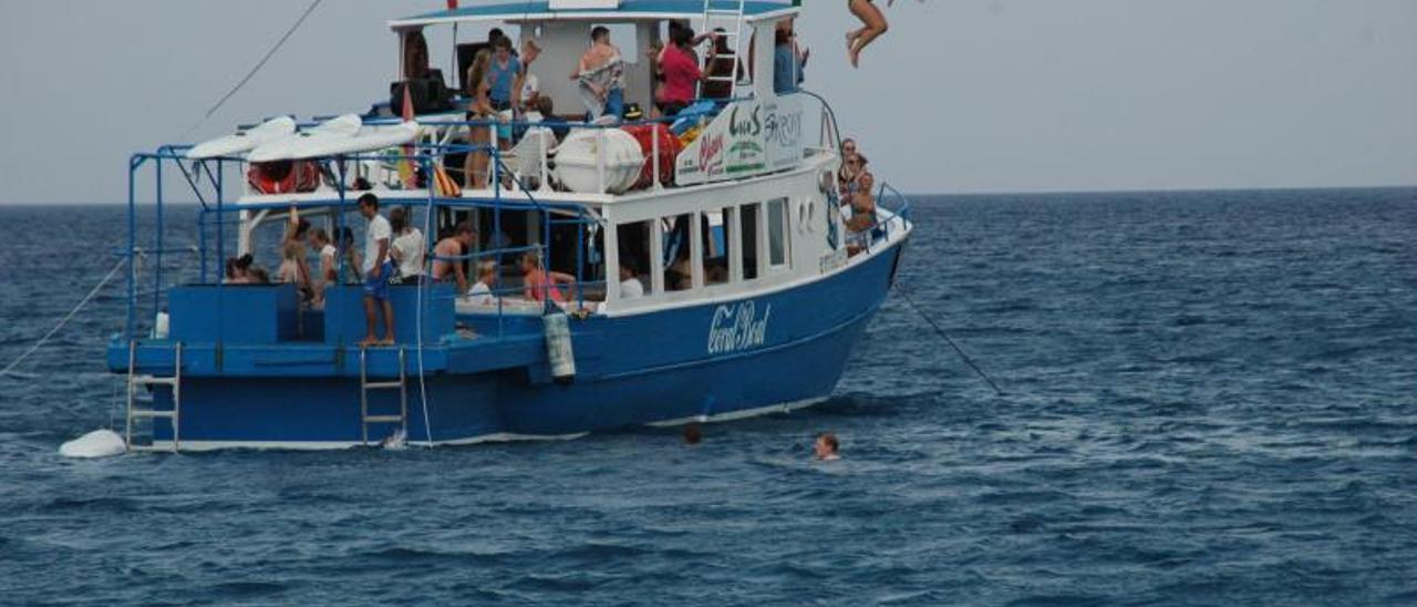 Fiesta a bordo de un barco en el litoral de la isla. | BIEL CAPÓ