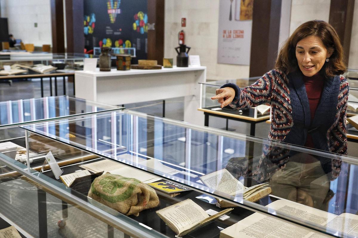 La técnico Sonia García muestra algunos ejemplares.