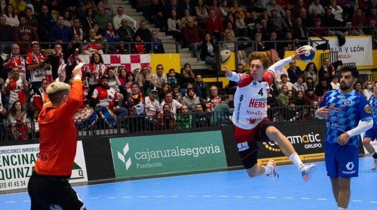 Paco Bernabéu lanza a portería en un partido de la pasada temporada.