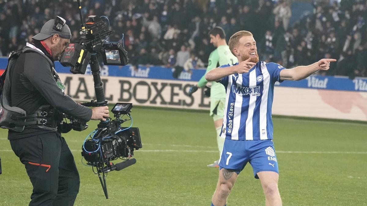 Carlos Vicente celebra un gol con el Alavés.