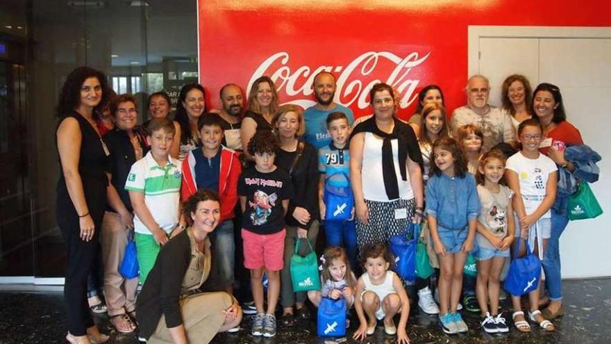 Vecinos de Arteixo visitan la fábrica de Coca-Cola tras el concurso de tapas