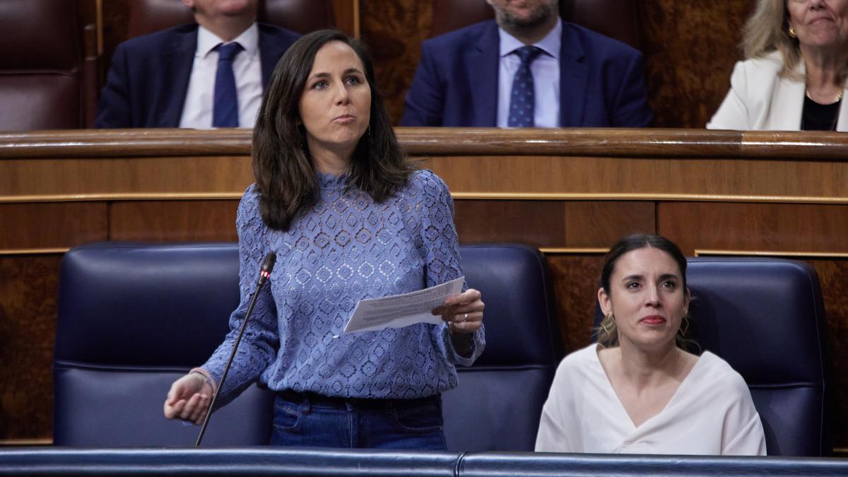 La líder de Podemos y ministra de Derechos Sociales, Ione Belarra, interviene durante una sesión plenaria en el Congreso de los Diputados, a 15 de marzo de 2023, en Madrid (España). El pleno del Congreso de los Diputados celebra hoy una sesión de control