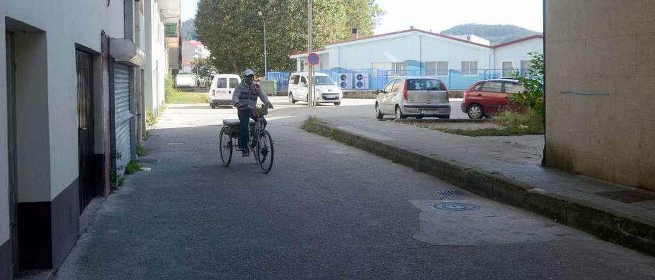 Acceso a la escuela infantil municipal desde la avenida del Doutor Tourón. // Noé Parga