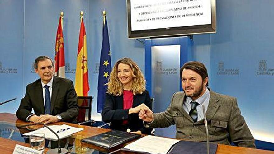 La consejera Alicia García y el presidente de CERMI, Francisco Sardón, firman y presentan el acuerdo.