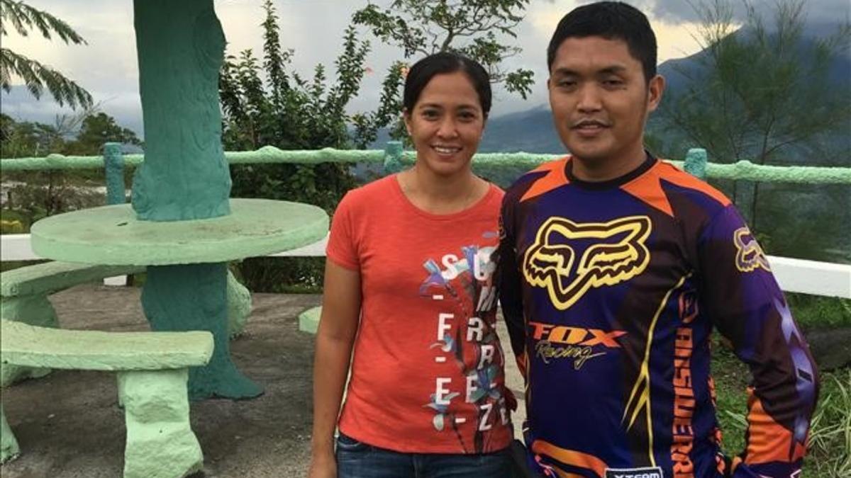 Leila y Vicente Gonzaga  pareja de policias filipinos en Legazpi  Filipinas