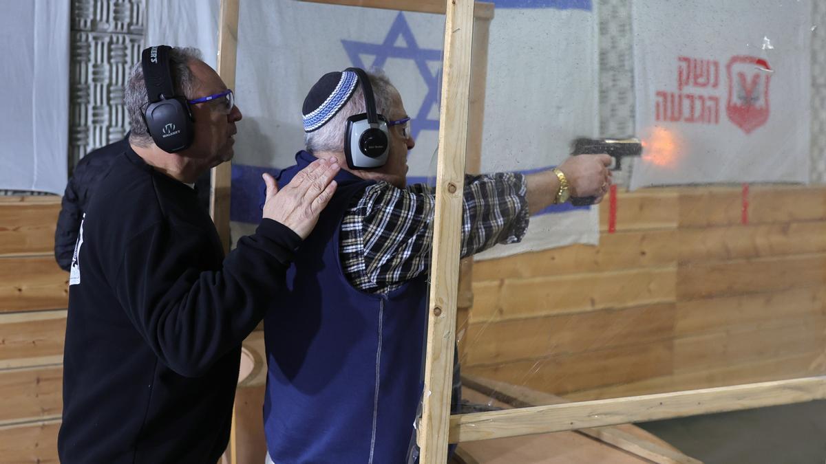 Un israelí, en una práctica de tiro en el asentamiento de Givat Ze'ev próximo a Jerusalén, este jueves.