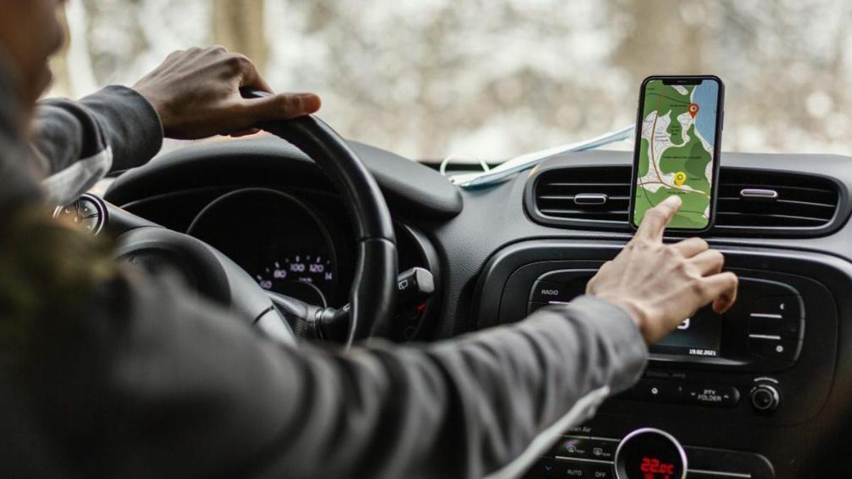 Llevar el móvil donde la salida del aire del coche la Guardia Civil extrema la vigilancia con multa y 6 puntos de carnet