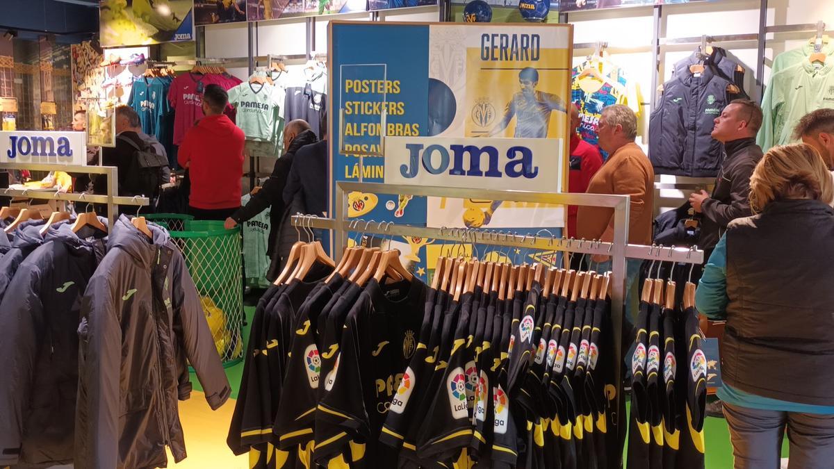 Colas dentro de la Tienda Oficial del Villarreal CF en la Plaça Major de Vila-real este martes.