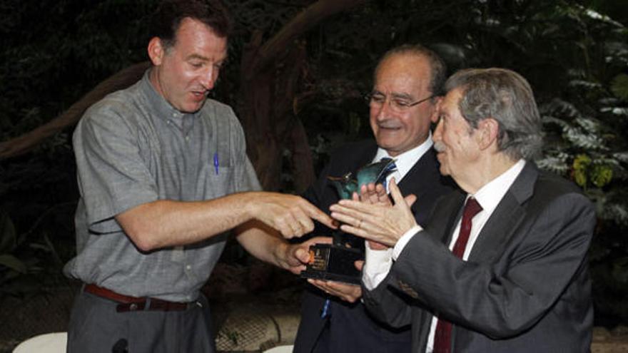 Manuel Alcántara entrega su Premio de Poesía