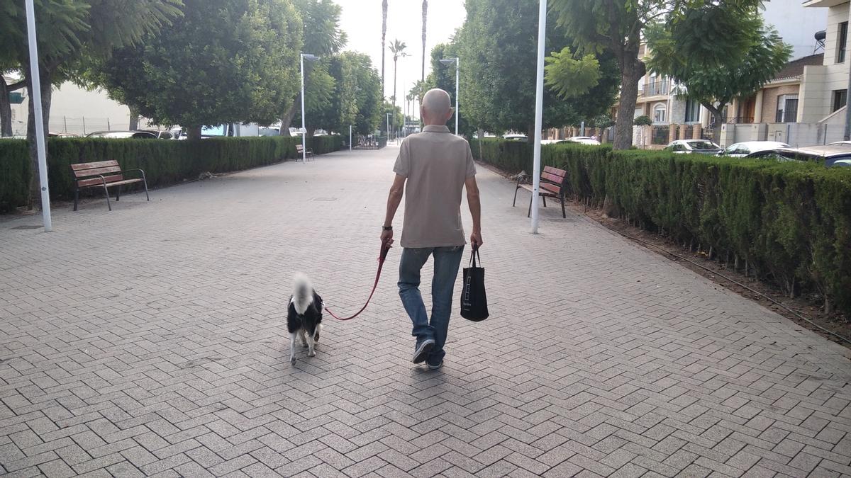 Un hombre pasea con su mascota