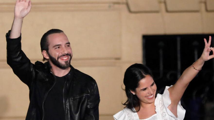 El presidente de El Salvador, Nayib Bukele con su mujer Gabriela.