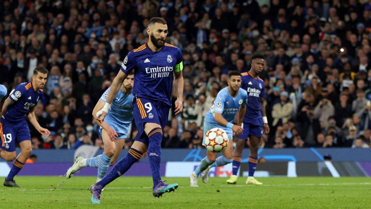 Benzema llança el penal a l’estil Panenka per fer el tercer gol del Reial Madrid. | REUTERS