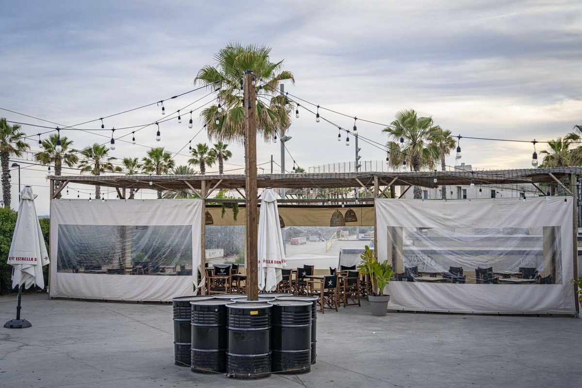 Badalona desaloja el popular bar de tardeos Santa Lola ante el malestar de los propietarios