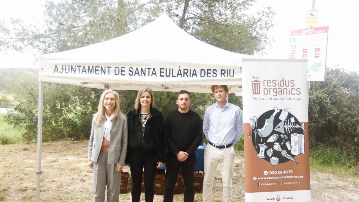 Carmen Ferrer, alcaldesa de Santa Eularia, Mónica Madrid, regidora de Medio Ambiente, Javier Muñoz, responsable de Valoriza y representante del Ayuntamiento durante la presentación