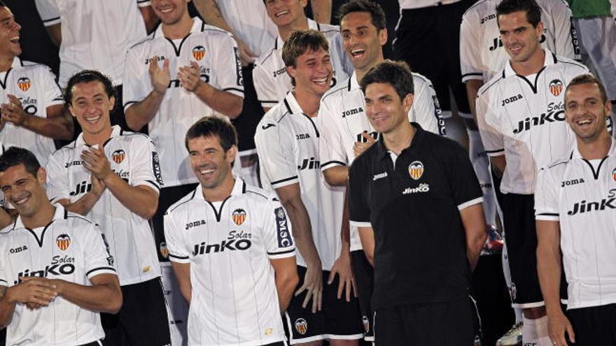 El nuevo entrenador del Valencia CF, el argentino Mauricio Pellegrino, y parte de la plantilla valencianista, durante la presentación del equipo para la temporada 2012/2013, celebrado esta noche en el estadio de Mestalla.