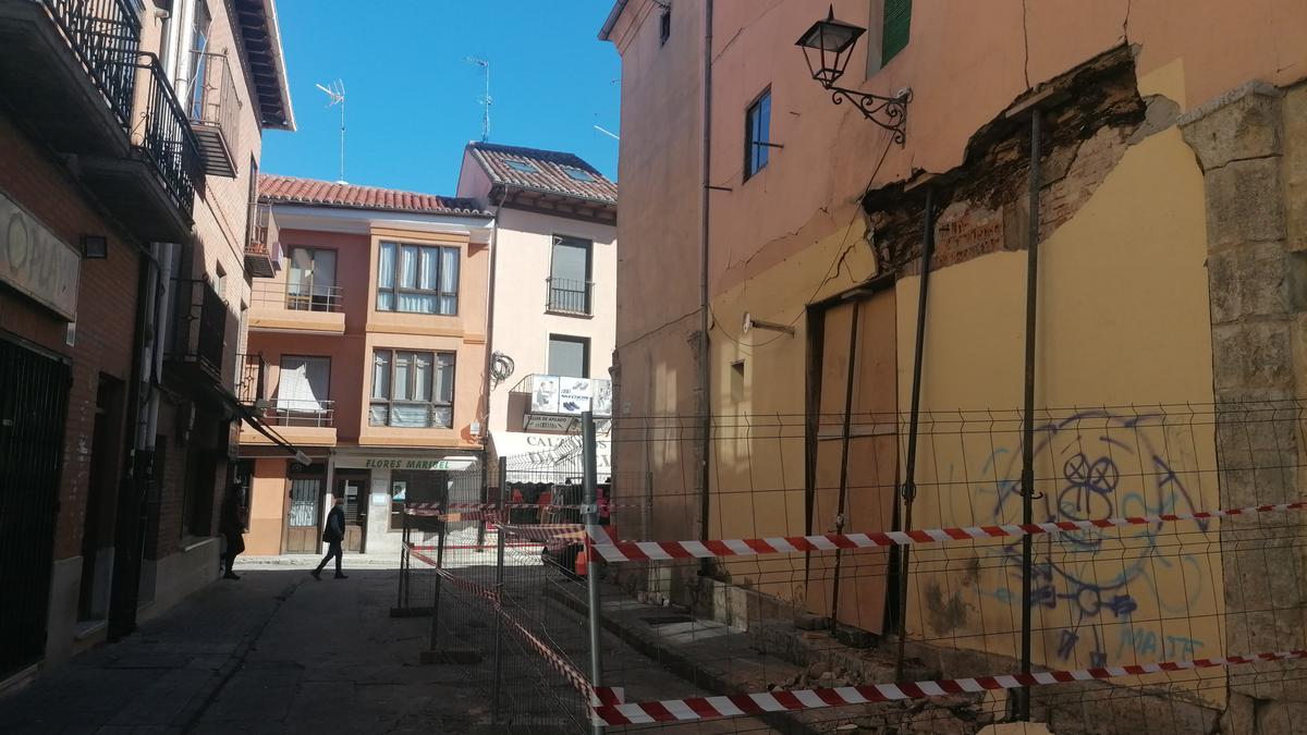 Edificio apuntalado por los desprendimientos en uno de los muros de cerramiento