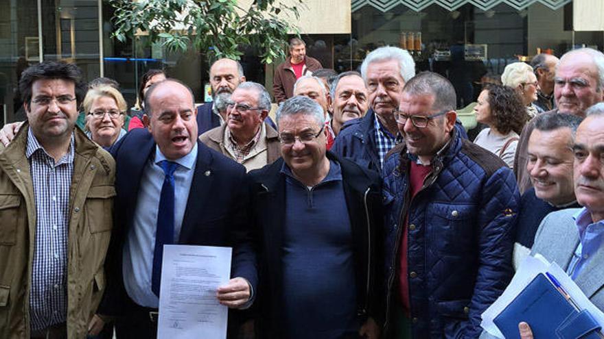 El alcalde de Antequera, Manolo Barón, sostiene el documento aprobado este jueves.